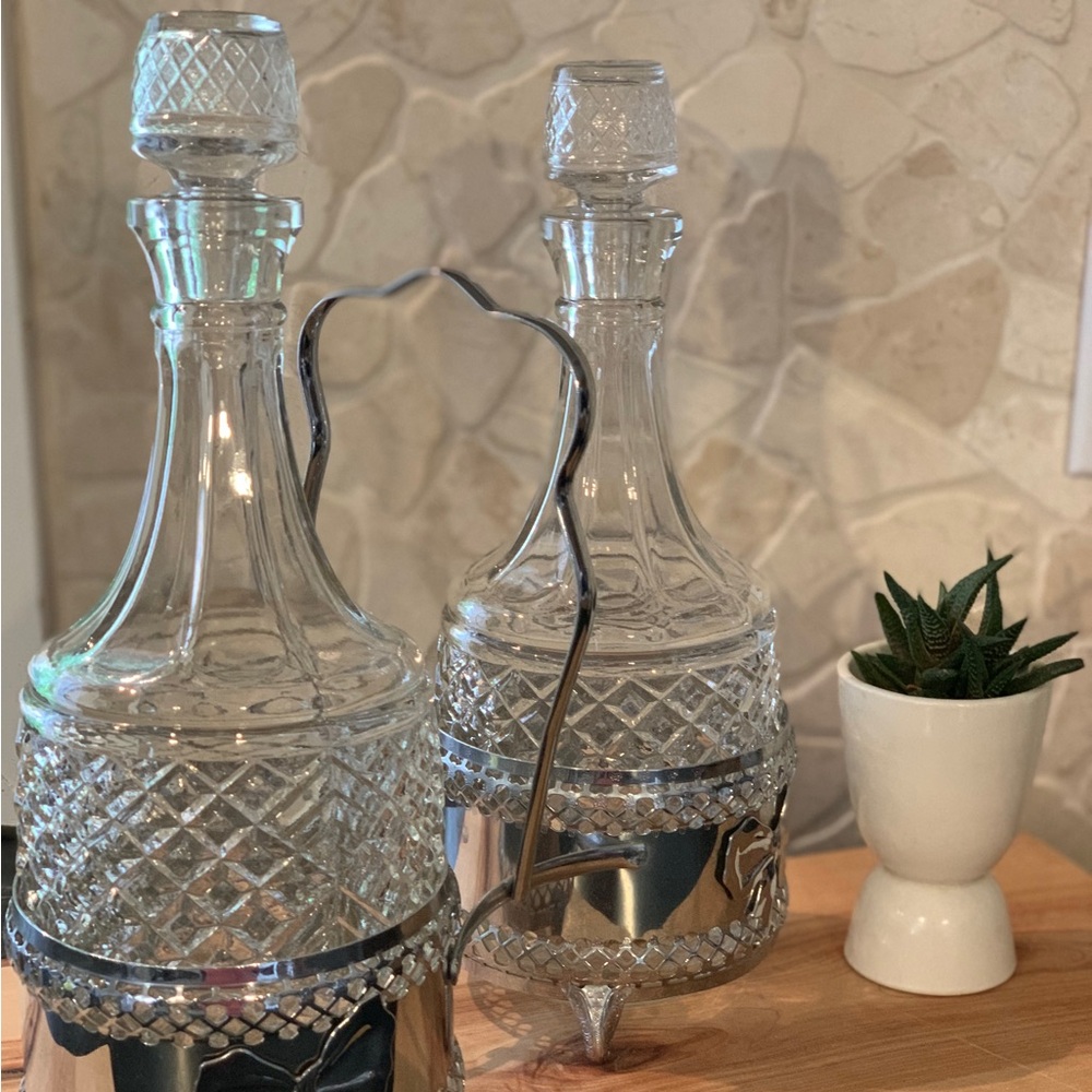 ANCHOR HOCKING  | Set of 2 | Wexford Decanters in Silver Tone Holder